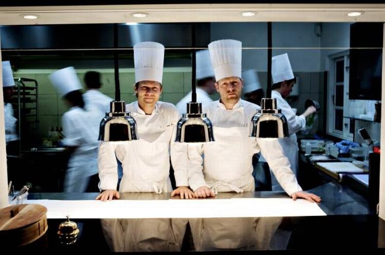 Søren Ledet (th.), der sammen med  Rasmus Kofoed (tv.) driver Geranium, fik sidste år en Michelin-stjerne efter at have været åben i kun ti måneder. Denne gang havde de håbet på en mere. Arkivfoto:  Martin Lehmann 