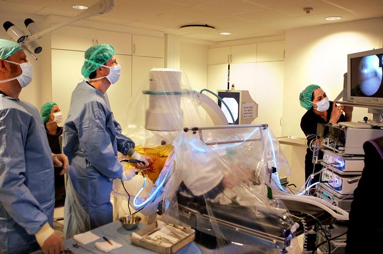 Privathospitalet Parkens overlæge Frank Odgaard gennemfører her en hofteoperation. Han afviser kritikken af taksterne. Foto: Finn Frandsen 