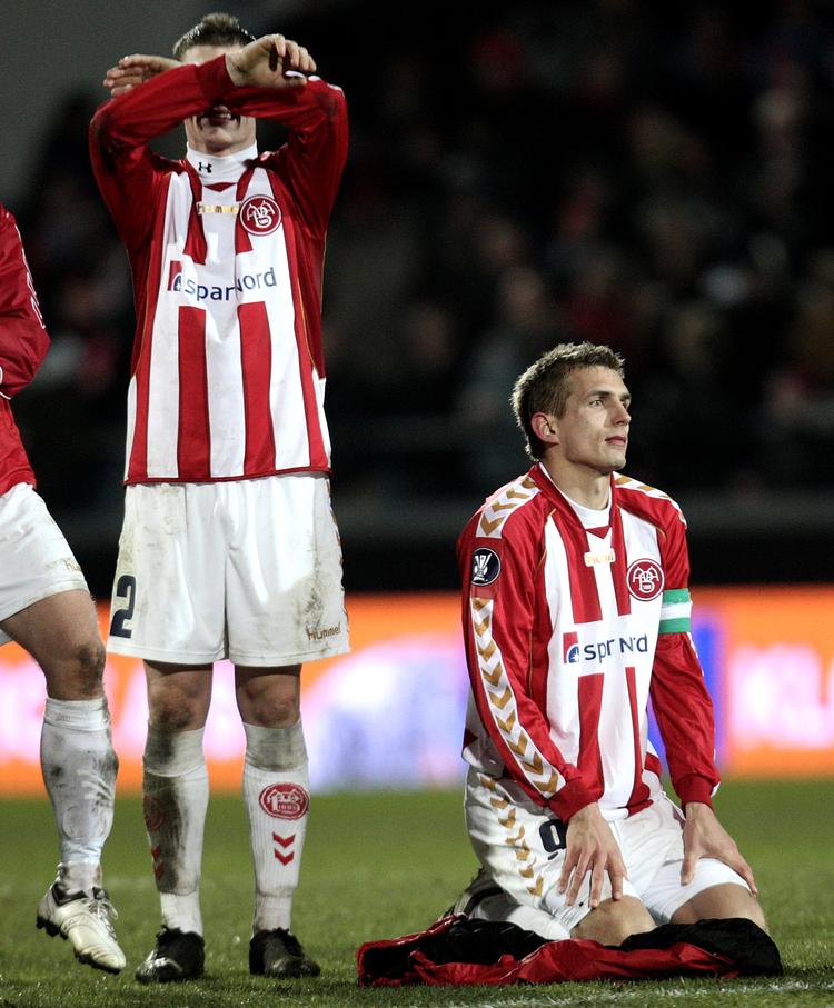 Thomas Augustinussen ærgrer sig efter at have brændt sit straffespark,  da AaB torsdag aften tog imod Manchester City i Uefa Cuppens 1/8-dels finale. 