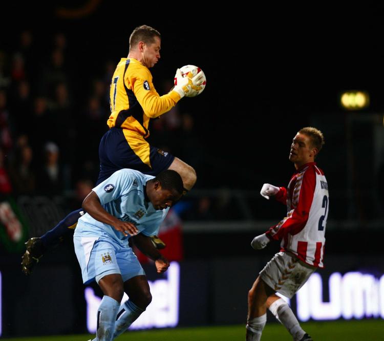 Shay Given er 32 år og har spillet små 400 kampe i Premier League. Han fik brug for hele sin rutine i Aalborg i aftes. 