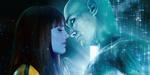 I 1985 truer en atomkrig mellem USA og USSR. Superhelten Dr. Manhattan (th.), der her kysser kæresten 'Silkesværmeren', har kræfter, der kan sætte koldkrigssupermagter ud af spillet.  Foto: United International Pictures 