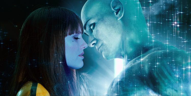I 1985 truer en atomkrig mellem USA og USSR. Superhelten Dr. Manhattan (th.), der her kysser kæresten 'Silkesværmeren', har kræfter, der kan sætte koldkrigssupermagter ud af spillet.  Foto: United International Pictures 