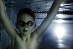 Der er 3,4 meter til bunden af det dybe bassin i Vestbad  i Brøndby, men det skræmmer ikke 10-årige Andreas Skovdal. 