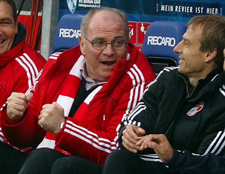 Uli Hoeness (til venstre) og Bayern-træner Jürgen Klinsmann er mere end tilfreds med at skulle møde FC Barcelona i Champions League-kvartfinalen. Arkivfoto. 