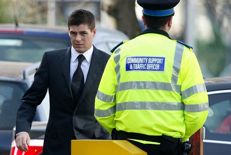Steven Gerrard var nobelt klædt i koksgråt jakkesæt, da han i dag ankom til retten. 