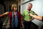 Enhedslistens Line Barfod og Frank Aen vil stadig stille spørgsmål. 