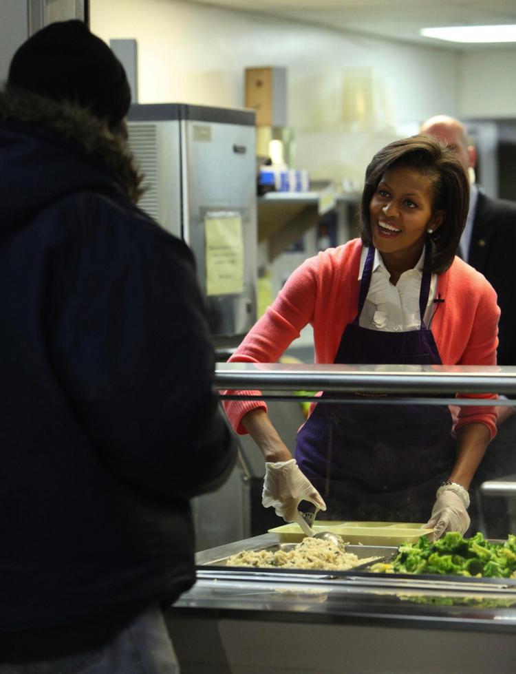 Michelle Obama havde otte kasser frisk frugt, som var doneret af medarbejderne i Det Hvide Hus, med til de hjemløse. 