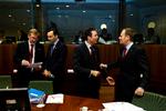 Statsminister Anders Fogh Rasmussen har travlt med at overbevise den polske regeringsleder, Donald Tusk, om, at det koster penge at redde klimaet. Men polakkerne forbeholder sig vetoret. Til venstre ses udenrigsminister Per Stig Møller og hans polske kollega, Radoslaw Sikorski. Foto: Erik Luntang/EUP-images 