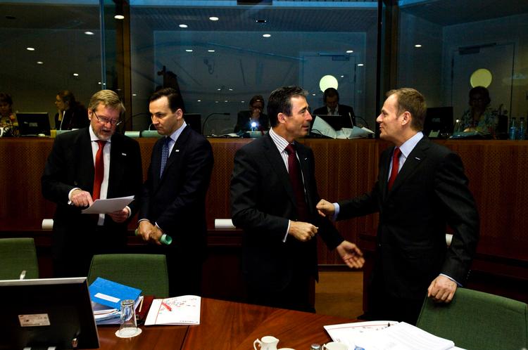 Statsminister Anders Fogh Rasmussen har travlt med at overbevise den polske regeringsleder, Donald Tusk, om, at det koster penge at redde klimaet. Men polakkerne forbeholder sig vetoret. Til venstre ses udenrigsminister Per Stig Møller og hans polske kollega, Radoslaw Sikorski. Foto: Erik Luntang/EUP-images 