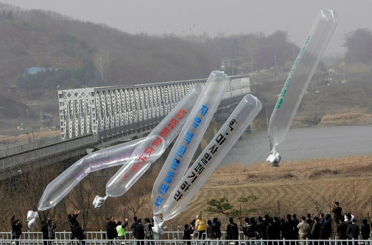 Sydkoreanere og afhoppere fra nord demonstrerer mod Nordkoreas præsident Kim Jong Il på grænsen til Nordkorea. Arkivfoto 