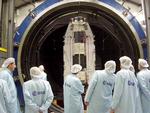 Mon det vil lykkes ? ESA's rumteknikere studerer opmærksomt GOCE -satelitten før opsendelsen. Foreløbig er teknikerne ikke blevet skuffet. 