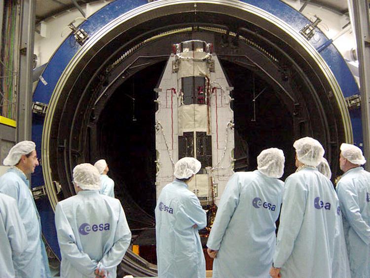 Mon det vil lykkes ? ESA's rumteknikere studerer opmærksomt GOCE -satelitten før opsendelsen. Foreløbig er teknikerne ikke blevet skuffet. 