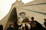 Iran fejrede i februar 30-års jubilæet for sin islamiske revolution. Her ses demonstranter bære et billede af landets øveste leder, ayatollah Ali Khamenei. 