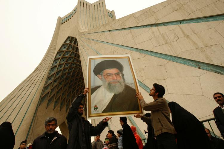 Iran fejrede i februar 30-års jubilæet for sin islamiske revolution. Her ses demonstranter bære et billede af landets øveste leder, ayatollah Ali Khamenei. 