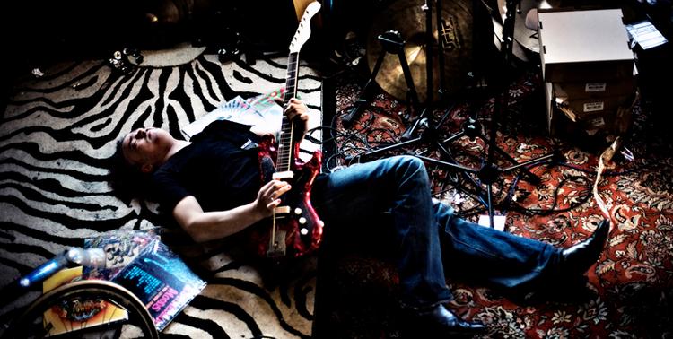 Hippierock. Lorenzo Woodrose fra bandet Baby Woodrose er en af den psykedeliske rocks fremmeste repræsentanter i Danmark. I mere end 20 år har han spillet hippierock, som han selv kalder det. Foto: Tobias Selnæs Markussen 