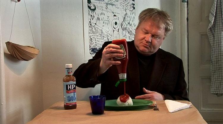 Livtag.  Tóroddur Poulsen tager konstant livtag med sine dæmoner. Digte fra 'Rot' kan i øvrigt høres på dvd'en 'En linje om dagen må være nok!'. Filmen vises torsdag 27. marts kl. 20 i Det Poetiske Bureau i Griffenfeldsgade i København. Foto: Katrin Ottarsdóttir/Blue Bird Film 