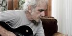 j.j. cale. En mand og en guitar i luntetrav. PR-foto 
