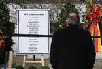 Navnene på ofrene for skolemassakren i Winnenden er slået op på en tavle uden for skolen. 