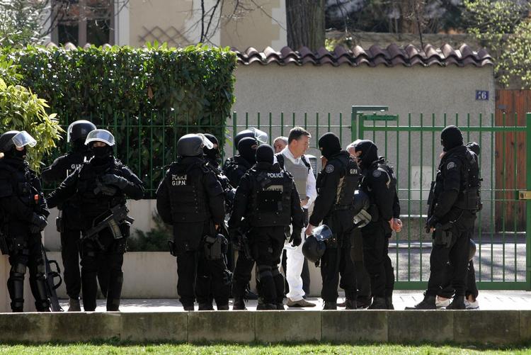 Politiets elitestyrker blev sat ind ved skyderi foran børnehave i Lyon, Frankrig. 