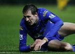 Peter Crouch, der her ligger ned, styrede luftrummet over Fratton Park i Portsmouths sejr på 2-1 over Everton. Arkivfoto. 
