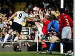 Paul Scholes i situationen, hvor han rammer bolden med hænderne på Manchester Uniteds målstreg. Det gav rødt kort til Scholes og mål på straffe til Fulham. 