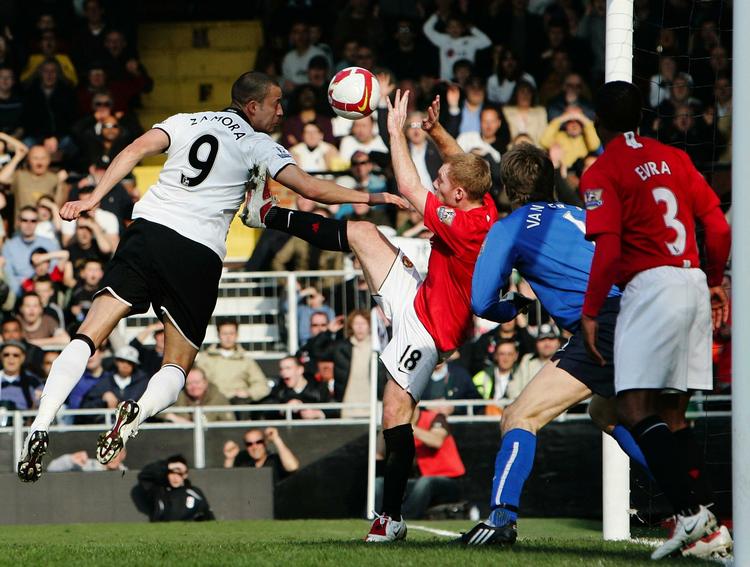 Paul Scholes i situationen, hvor han rammer bolden med hænderne på Manchester Uniteds målstreg. Det gav rødt kort til Scholes og mål på straffe til Fulham. 