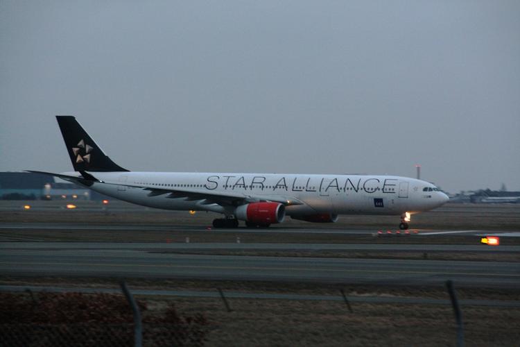 Det var dette fly, som i dag blev forsinket på sin vej til Chicago med bl. andre kronprinseparret om bord pga. en bombetrussel. 