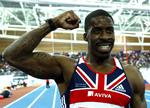 Dwain Chambers jubler over guldmedaljen ved de indendørs europamesterskaber i atletik i Italien, hvor han 8. marts vandt 60 meter løbet. Arkivfoto. 