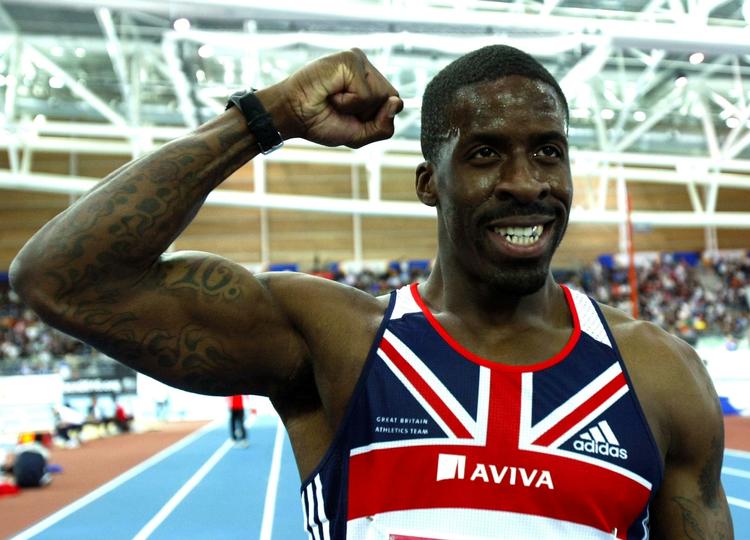 Dwain Chambers jubler over guldmedaljen ved de indendørs europamesterskaber i atletik i Italien, hvor han 8. marts vandt 60 meter løbet. Arkivfoto. 