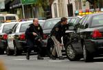 Den californiske by Oakland var i går ramme om en større menneskejagt i forbindelse med drabene på tre betjente. 