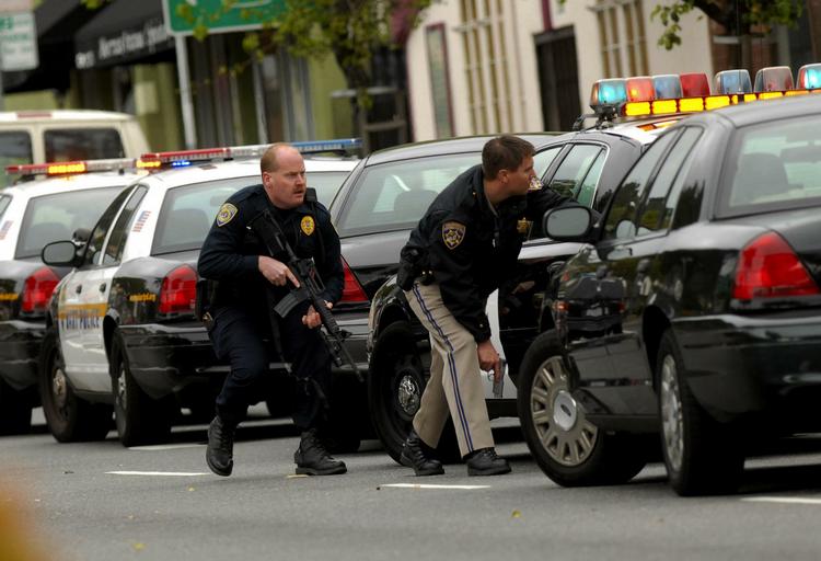 Den californiske by Oakland var i går ramme om en større menneskejagt i forbindelse med drabene på tre betjente. 