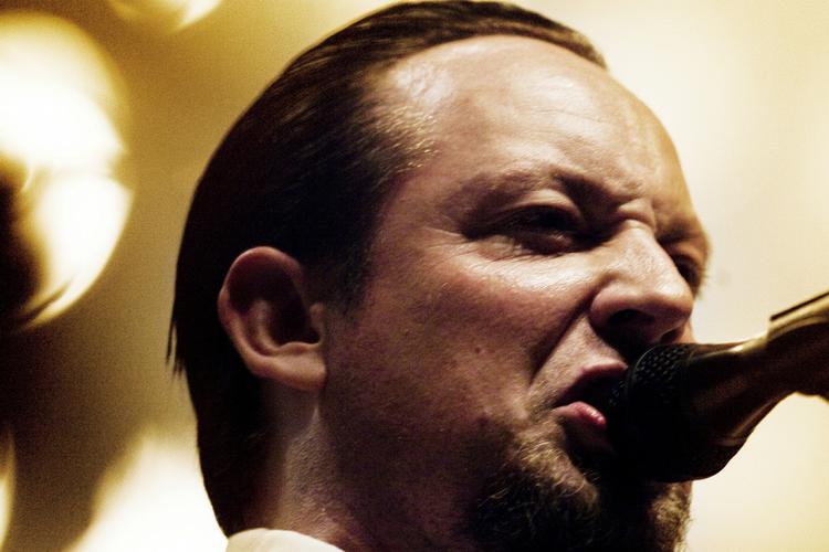 Michael Poulsen smed skjorten og knoklede og charmerede sig til endnu en stor koncertoplevelse. 