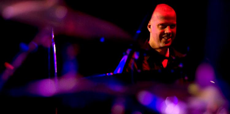 Sikker. Svenske Jacob Karlzon legede med autoritet og skabte nutidig jazz. Men selv ved de mest virtuose klimakser var der musikalske nuancer i udfoldelserne. Foto: Tobias Selnæs Markussen 