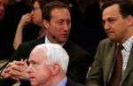 Foghs rivaler til posten som Natos nye generalsekretær var begge med ved konferencen i Bruxelles i dag. Til venstre ses Canadas forsvarsminister, Peter MacKay, og til højre Polens udenrigsminister, Radoslaw Sikorski. Forest ses John McCain, taberen ved præsidentvalget i USA. 
