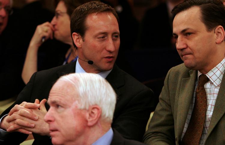 Foghs rivaler til posten som Natos nye generalsekretær var begge med ved konferencen i Bruxelles i dag. Til venstre ses Canadas forsvarsminister, Peter MacKay, og til højre Polens udenrigsminister, Radoslaw Sikorski. Forest ses John McCain, taberen ved præsidentvalget i USA. 