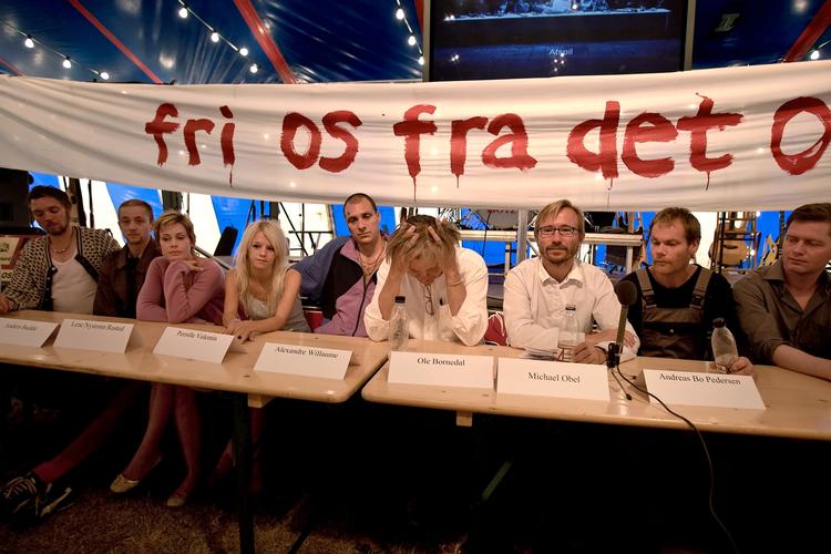 Holdet bag 'Fri os fra det onde' foreviget sidste sommer. Det er Ole Bornedal, der tager sig til hovedet. 