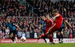 Med et skoleeksempel på en indersideafslutning bringer Steven Gerrard Liverpool foran 5-0. 