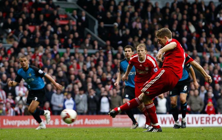 Med et skoleeksempel på en indersideafslutning bringer Steven Gerrard Liverpool foran 5-0. 