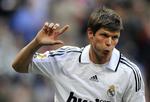 To returer efter  Real Madrid-afslutninger blev udnyttet af hollænderen Klaas-Jan Huntelaar. 