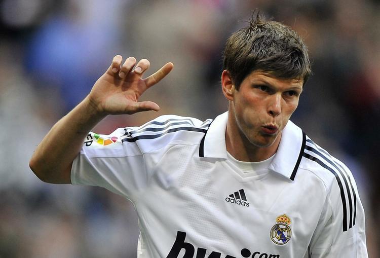 To returer efter  Real Madrid-afslutninger blev udnyttet af hollænderen Klaas-Jan Huntelaar. 