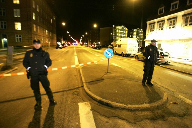 Dette stykke af Valby Langgade er blevet afspærret af politiet til aften. Omkring 20 betjente er mødt op. 