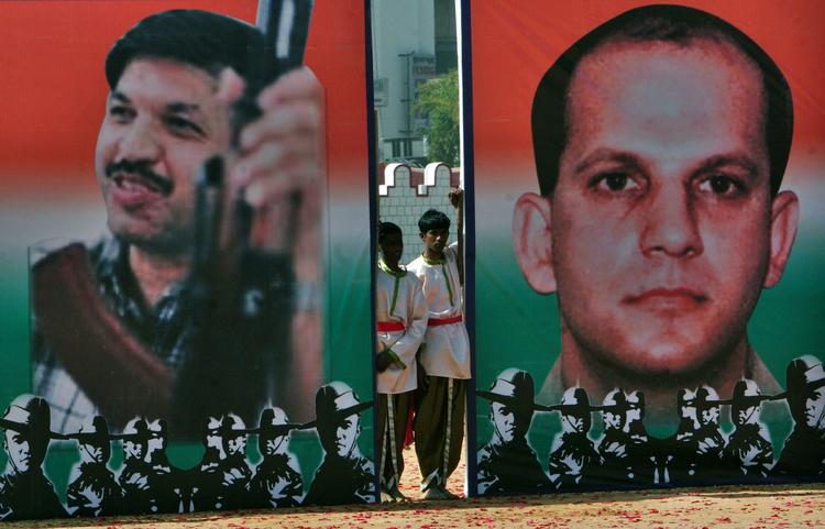 166 menneske døde som følge af terrrorangrebet mod Mumbai i november. Her bliver to af dem mindet med store plakater. (Arkivfoto) 