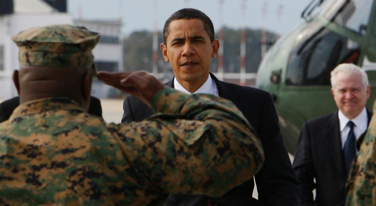 Barack Obama har beholdt sin forgængers forsvarsminister, Robert Gates t.h., men han vil til at føre en helt ny politik over for Afghanistan. Arkivfoto 