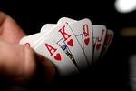 En god hånd i poker. Nu vil et udvalg under justitsministeriet gøre det lovligt at tjene penge på sådan en. 