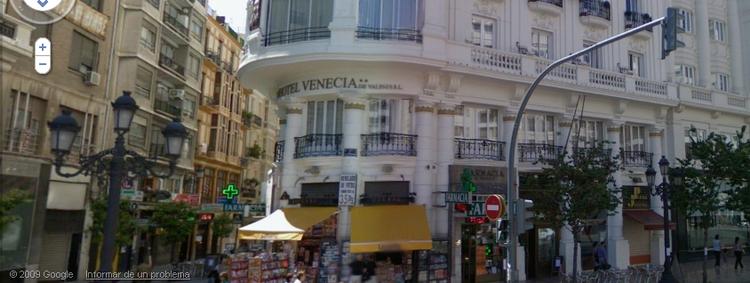 Tag et billede af en bygning med din mobiltelefon og lad Google identificere den og derpå fortælle dig, hvad der sker bag facaden. Her er det et billede i Google Street View af Hotel Venecia i spanske Valencia. 