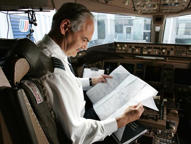 Mandlige piloter har ifølge en amerikansk forsker i årevis moret sig med at gemme pornografiske billeder i i cockpittet, bl.a. i flyets manual. Arkivfoto. 