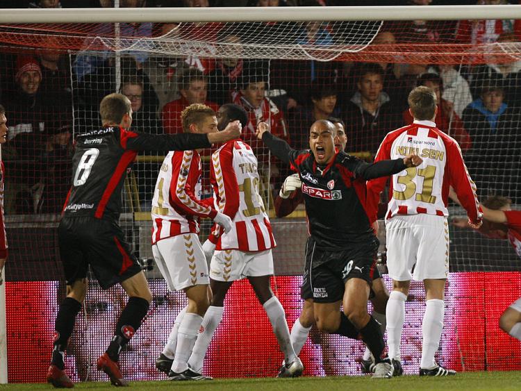 Winston Reid var en meget glad mand, da han havde udlignet til 1-1 mod AaB, men senere kom armene lidt ned igen. 