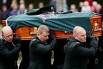 Nordirske betjente i gang med at begrave deres dræbte kollega. En 17-årig er mistænkt for at stå bag drabet. 