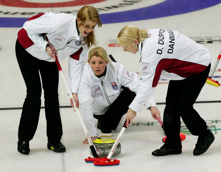 Skipper Angelina Jensen og det danske curlinglandshold skal i næste kamp mod Italien forsøge at revancere nederlaget på 5-8 til Kina. 