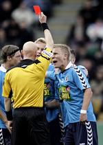 Der skal igen skabes respekt omkring fodbolddommernes afgørelser. Et svensk projekt har nedbragt antallet af voldstilfælde mod dommere, og ved trusler eller brok trækker dommeren i højere grad kortet. Arkivfoto: Jens Dresling 